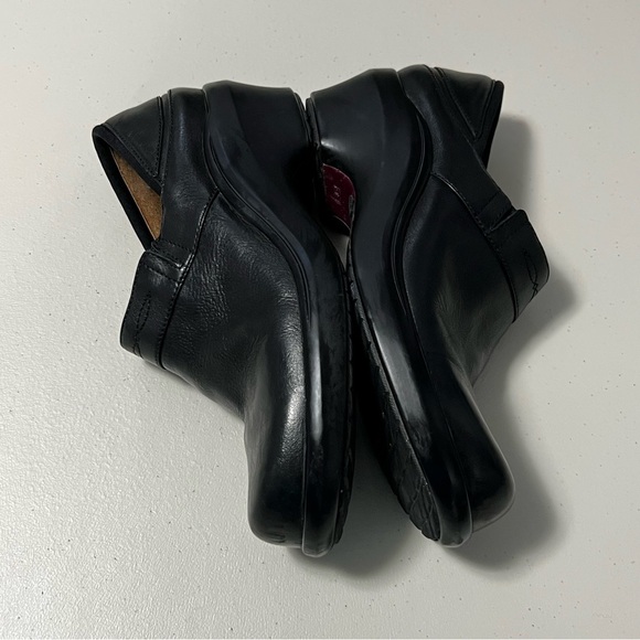 ARIAT Slip On Black Leather Clogs - Picture 10 of 14
